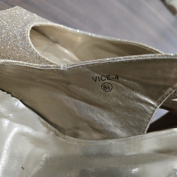 Elegant Gold Peep-Toe Slingback Heels - Picture 4 of 5